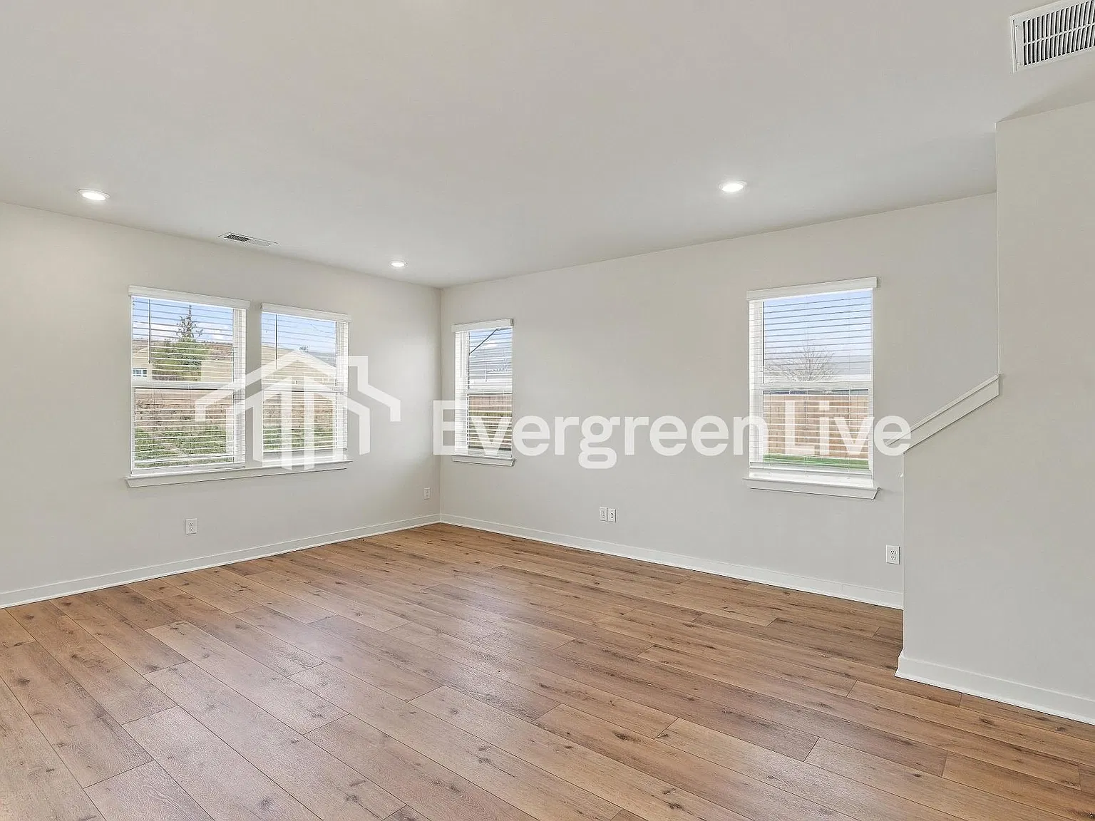 4 bed, 2.5 bath, 2011 sqft, $1,850 — Photo 4