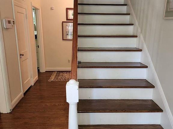 3rd image of 1004 Oakwood Ct