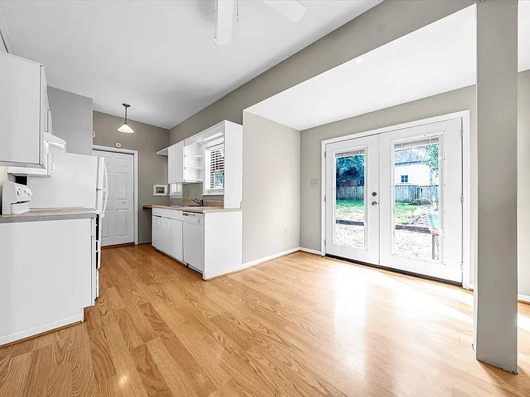 2410 Broadway Ave #B — Photo 16