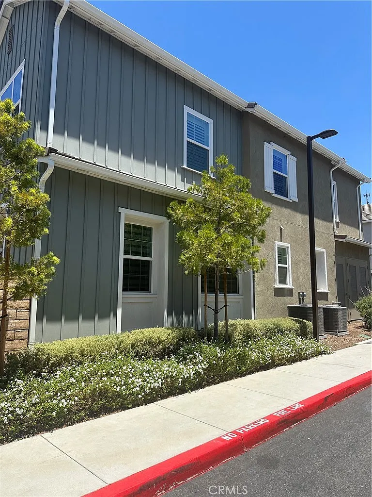 3 bed, 1620 sqft, $3,900 — Photo 2