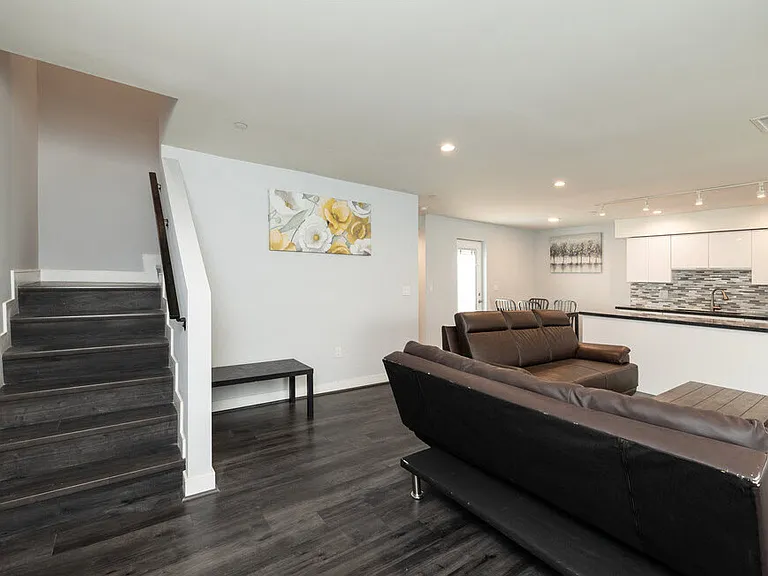2651 S Hobart Blvd — Photo 8