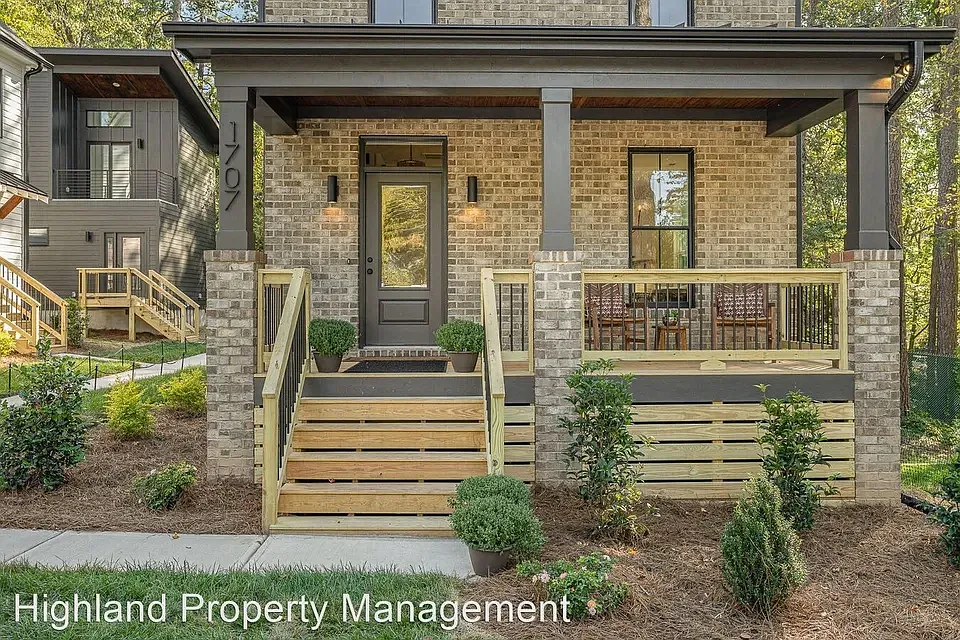 3 bed, 2.5 bath, 1200 sqft, $2,400 — Photo 2