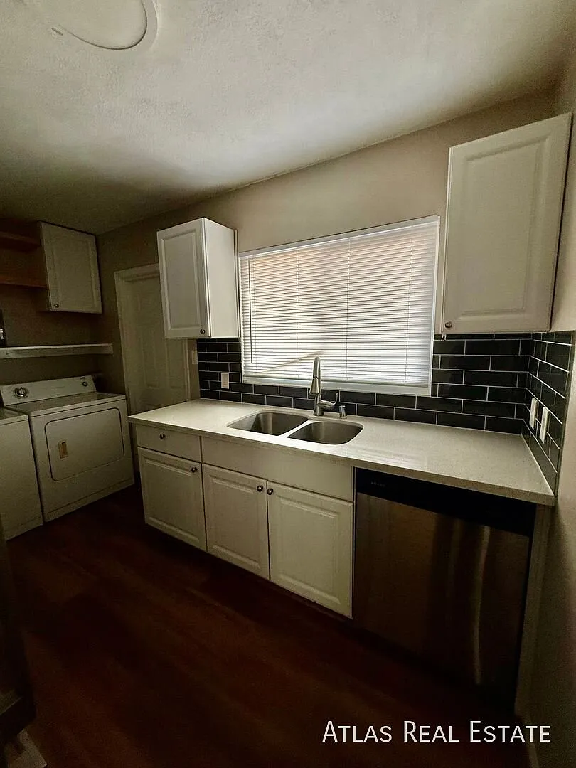 One-Month Free Rent, If Moved In By 9/30/2026! | Cozy One-Story, 2-Bedroom Home Near Downtown Las... — Photo 3