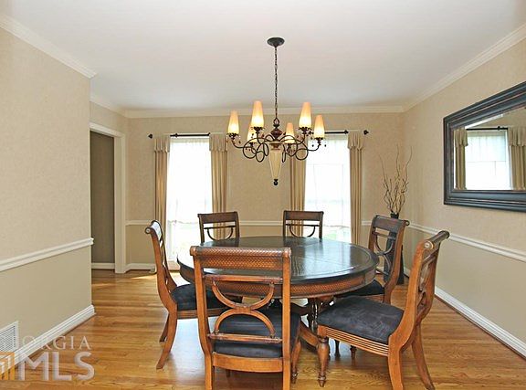 4th image of 232 Connemara Dr NE