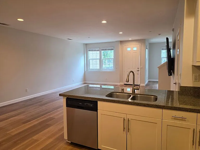 15236 Davenport St — Photo 12