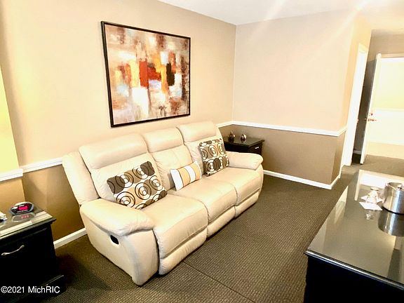 4th image of 425 Williams St #20