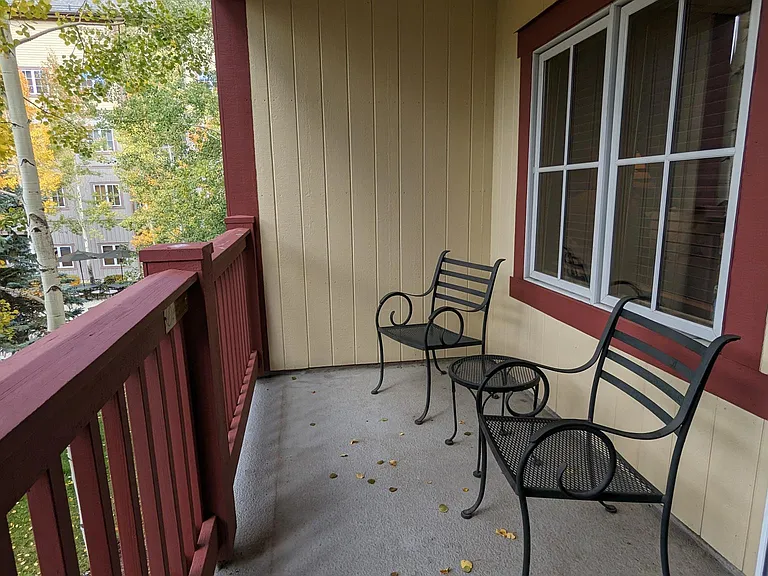 Spacious balcony to enjoy the private courtyard available only to residents and guests in Expedition Station.