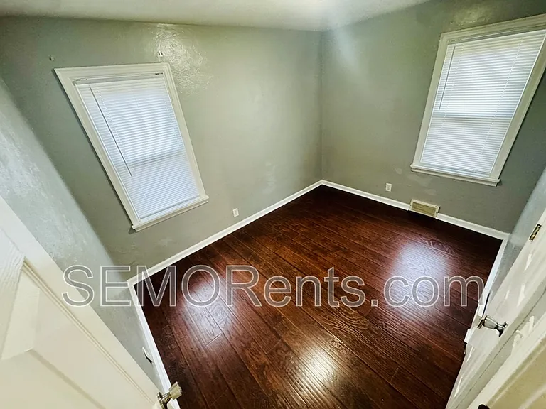 301 S Spring St — Photo 8