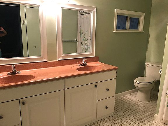 Double sinks master bath