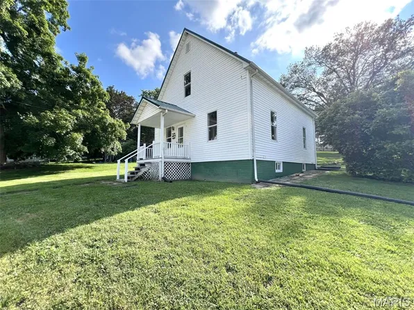 1306 Vandalia Rd, Hillsboro, IL 62049