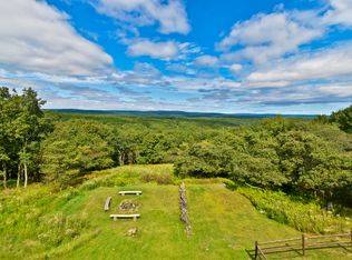 226 Sunlight Dr, Henryville, PA 18332