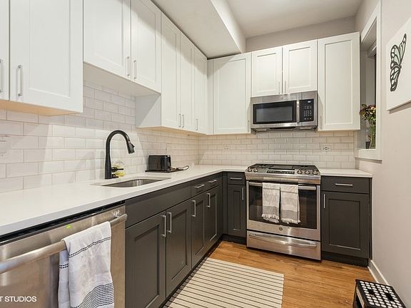 2nd image of 928 W Oakdale Ave #G
