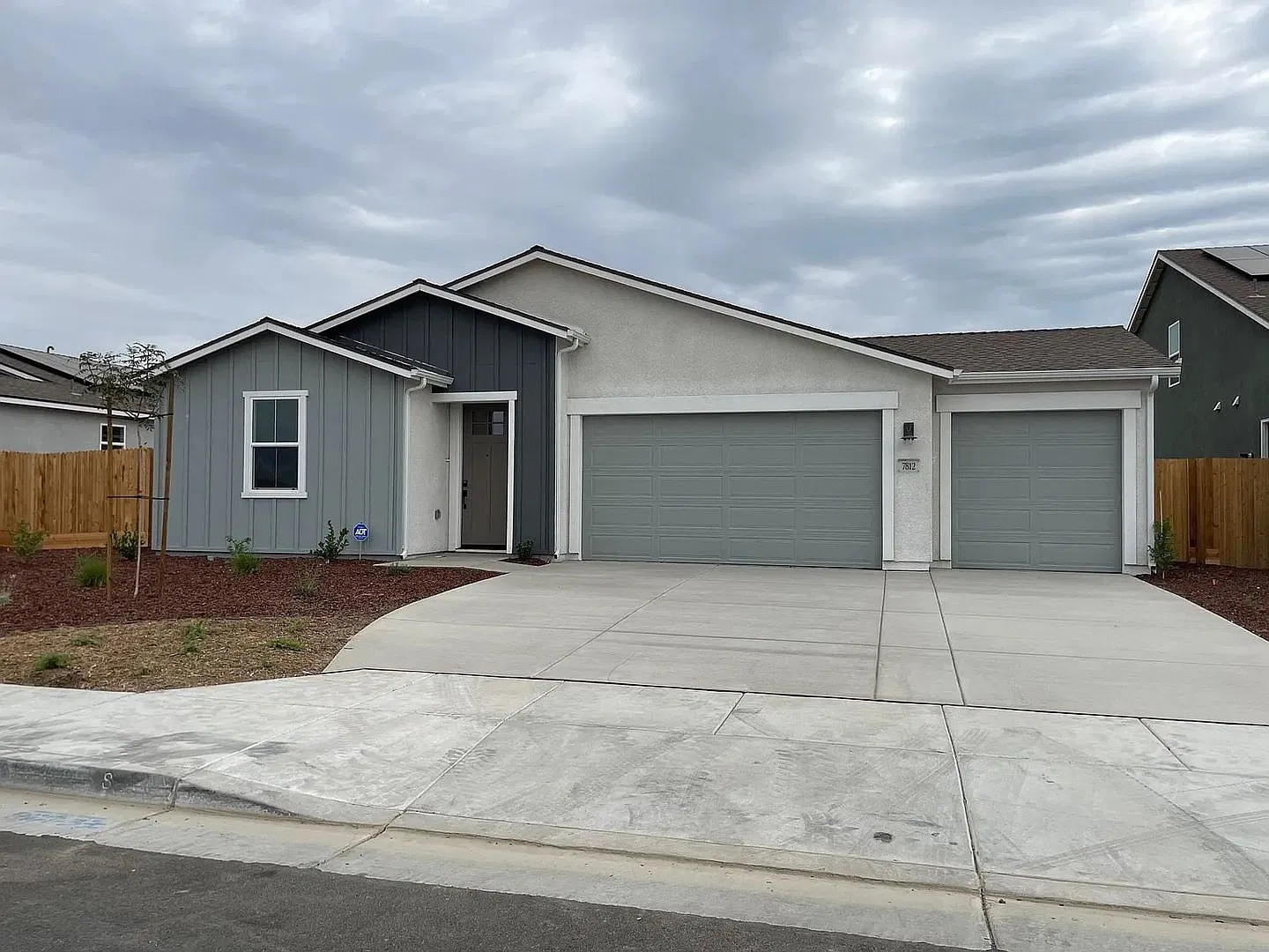 Modern 4-Bedroom Home in Prime Bakersfield Location — Photo 2