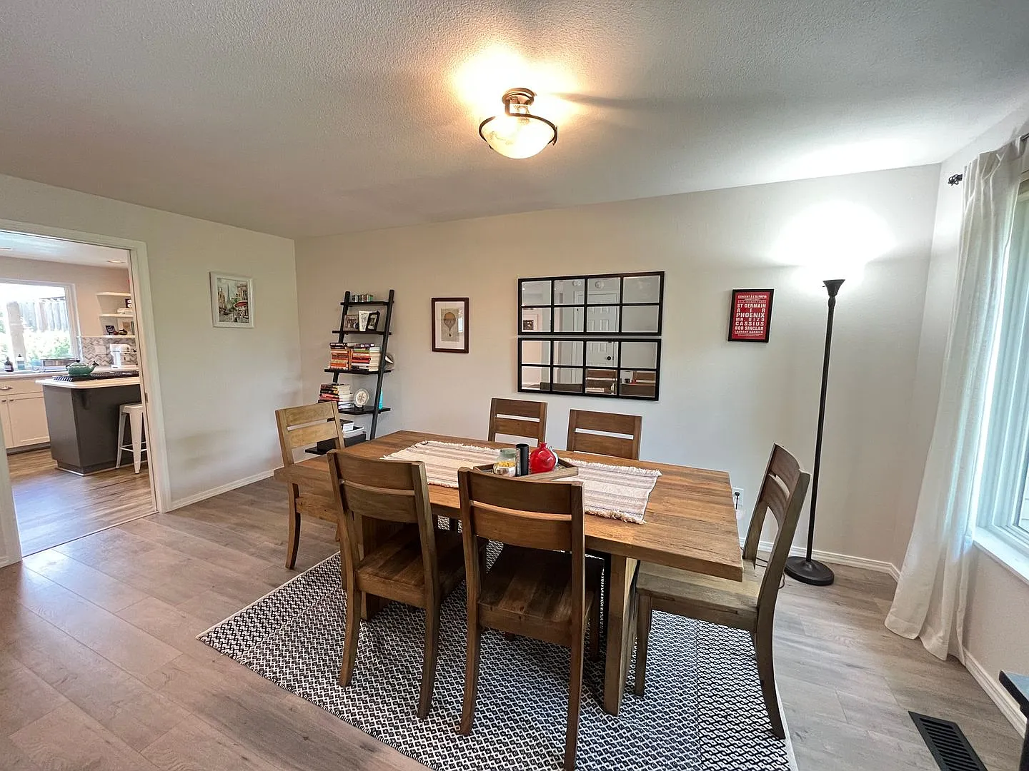 Gorgeous 3Bd + 2.5Ba in Beaverton!! Beautiful Backyard, Large Garage, Air Conditioning and Washer... — Photo 4