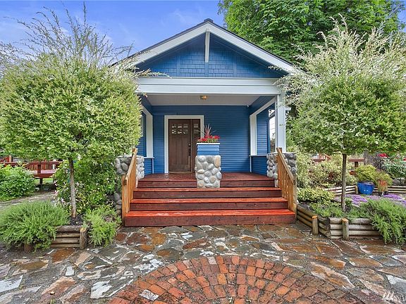 {WELCOME HOME} FULLY RESTORED CRAFTSMAN BUNGALOW IN THE HEART OF GOLD BAR. THIS HOME SHINES!