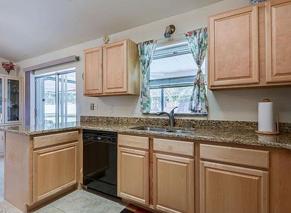 5th image of 1009 SW 32nd Ter