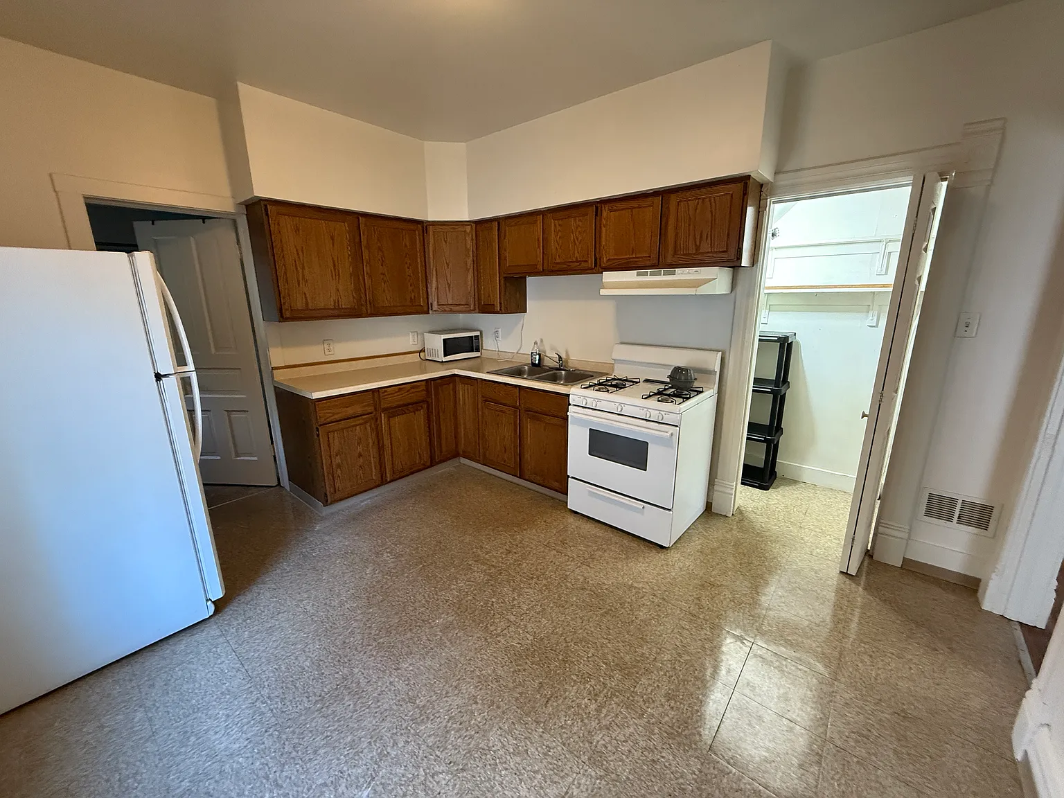 2 bed, 900 sqft, $850 — Photo 2
