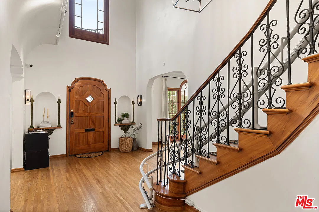 3 bed, 3.5 bath, 4352 sqft, $12,490 — Photo 4