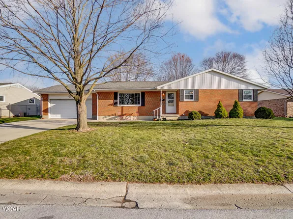 832 Park Dr, Wapakoneta, OH 45895