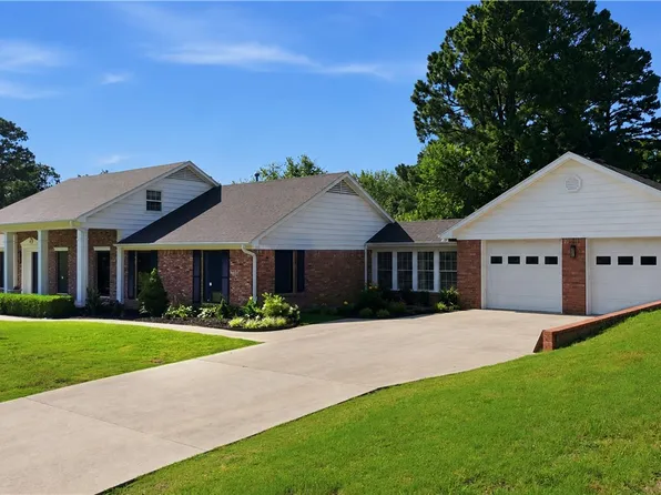 1409 E Oaks Manor Dr, Fayetteville, AR 72703