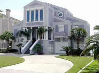 927 Long Reach Dr, Tiki Island, TX 77554