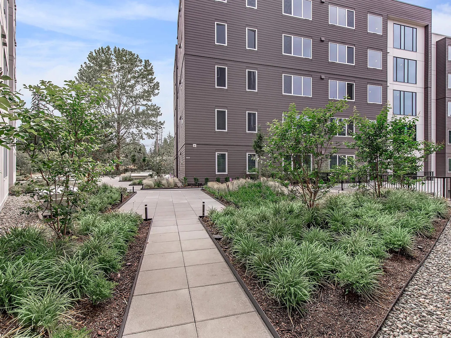 192 Shoreline — Photo 2