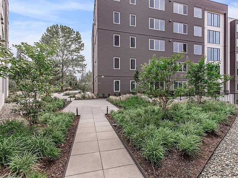 192 Shoreline — Photo 2