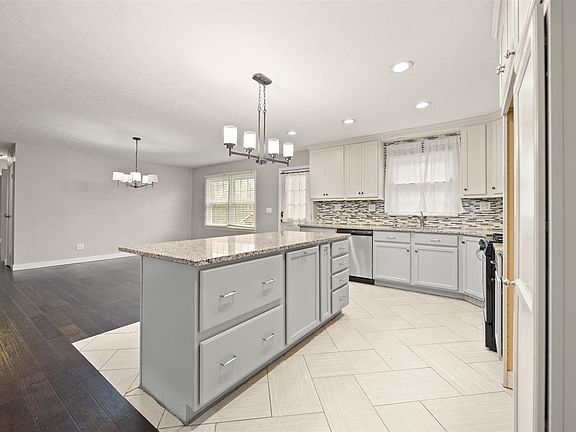 5th image of 102 Meadow Dr