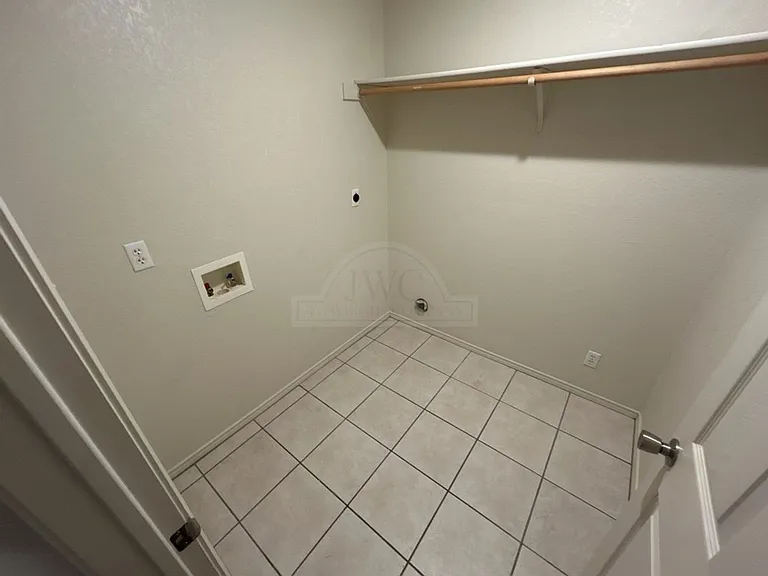 912 McDaniel Cir — Photo 11