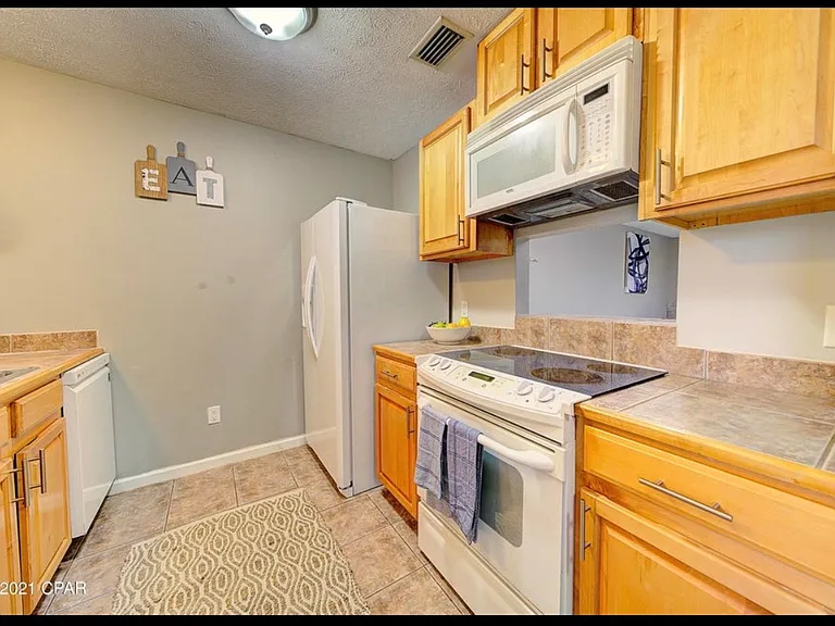 1035 W 11th Ct — Photo 8