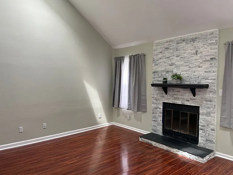 1104 Creekside Ct — Photo 4