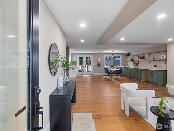4th image of 2734 Sunset Drive W