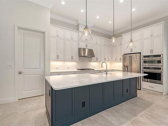2nd image of 524 BOCELLI DRIVE