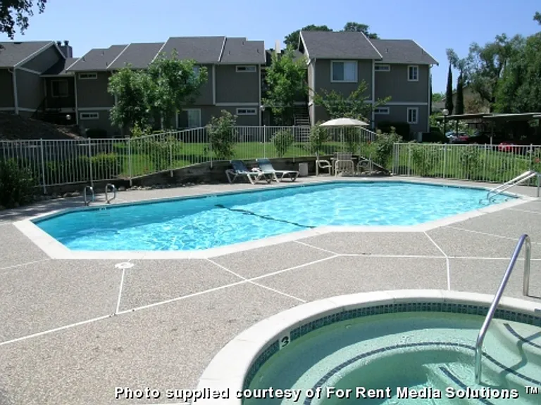 Cirby Oaks Apartment Homes — Photo 8