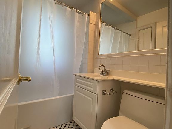 4th image of 819 S Alfred St #3