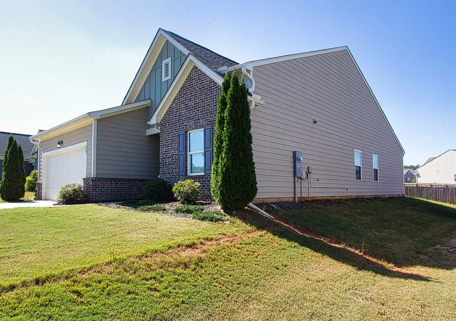 Available Now! 4 Bedroom 2 Bathroom Ranch In Sought After Neighborhood — Photo 2