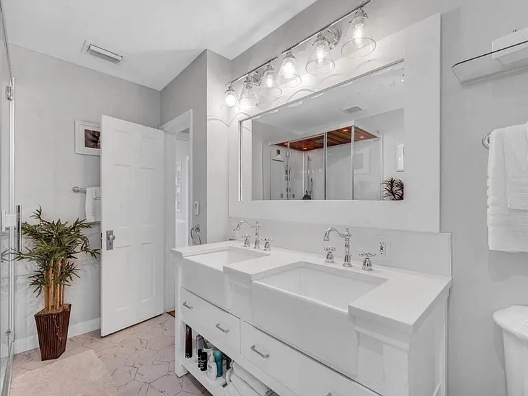 517 SW 10th St — Photo 9
