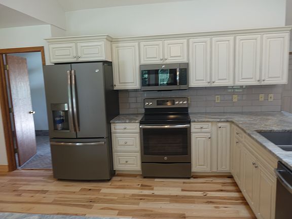 3rd image of 4221 Clover Dr