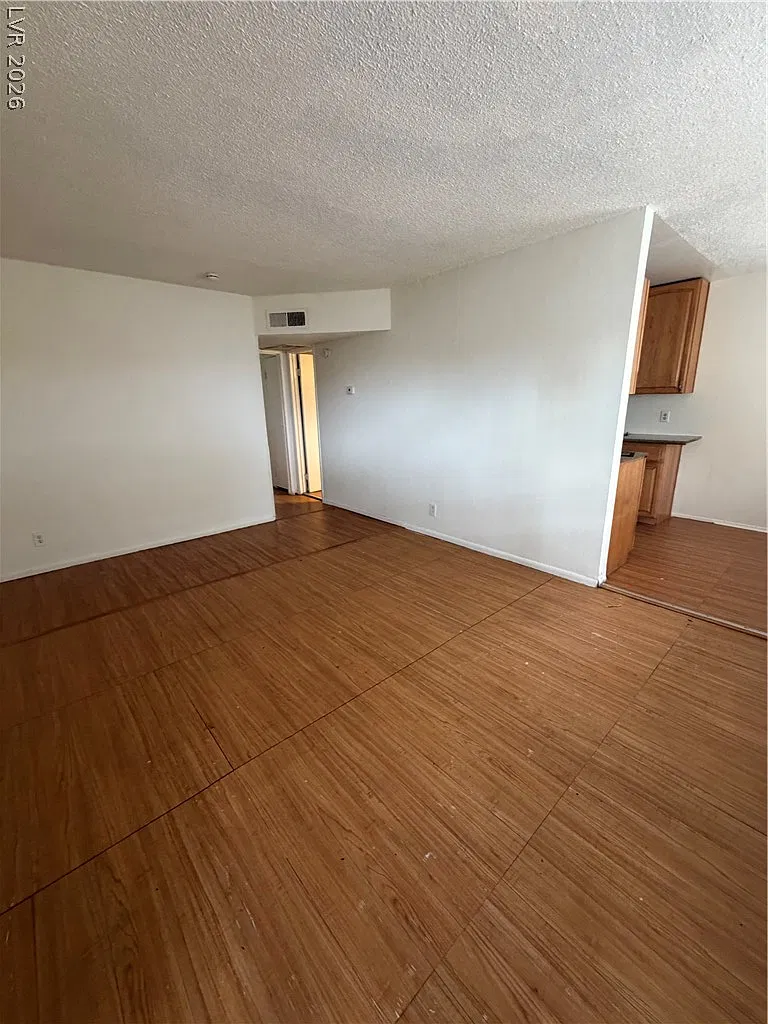 2 bed, 1.0 bath, 3008 sqft, $875 — Photo 2