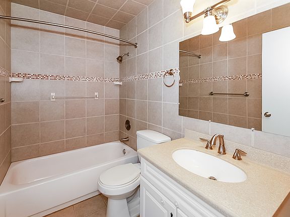 4th image of 1545 Greenwood Ct N