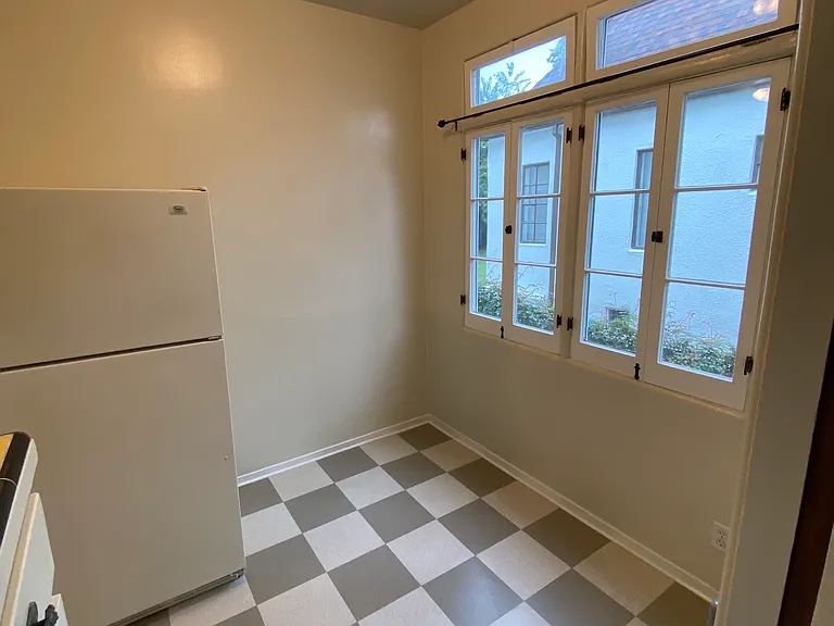 EAT-IN KITCHEN BREAKFAST NOOK