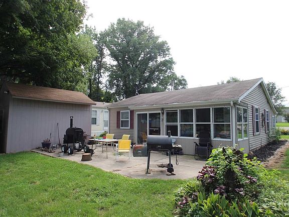 3rd image of 6 W Lakeside Dr