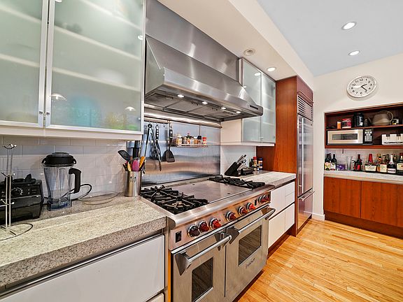 4th image of 935 N Wolcott Ave APT 102