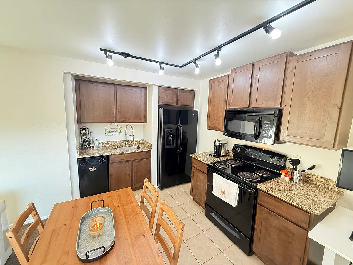 Building Photo - 170 Evergreen Rd #D202