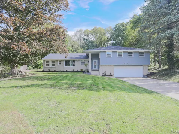 38598 Applewood St, Clinton Township, MI 48036