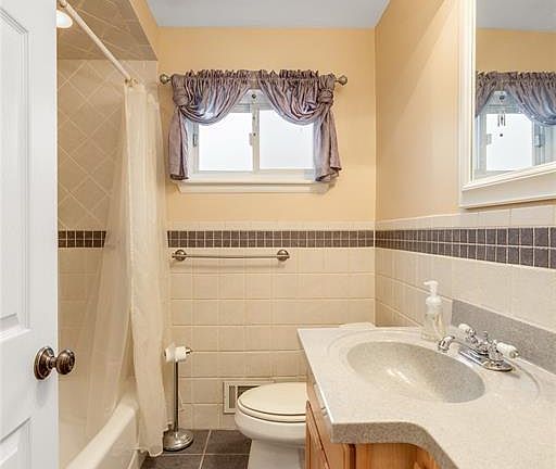 5th image of 32541 Mackenzie Dr
