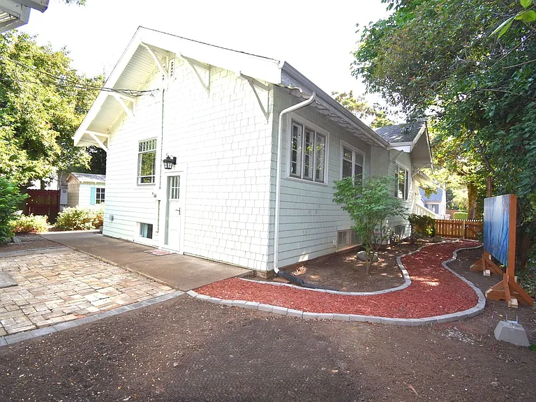 586 Grove St — Photo 33