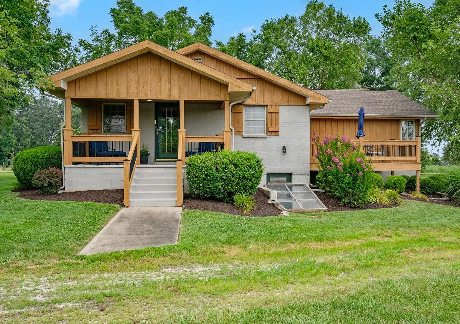 Country Living | Spacious Home | Beautiful Outdoor Space | Rogersville! — Photo 1