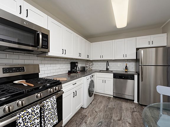 PLATINUM Kitchen with stainless steel appliances