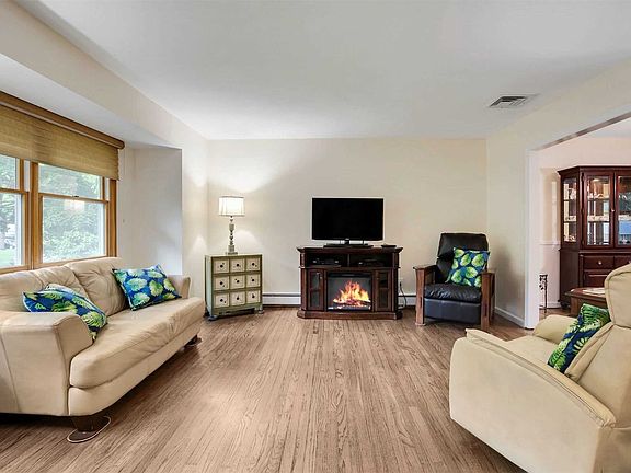 5th image of 11 Essex Dr